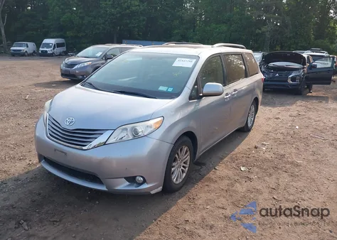 2015 Toyota Sienna Xle 8 Passenger z USA, uszkodzony, nr VIN 5TDYK3DC2FS582546